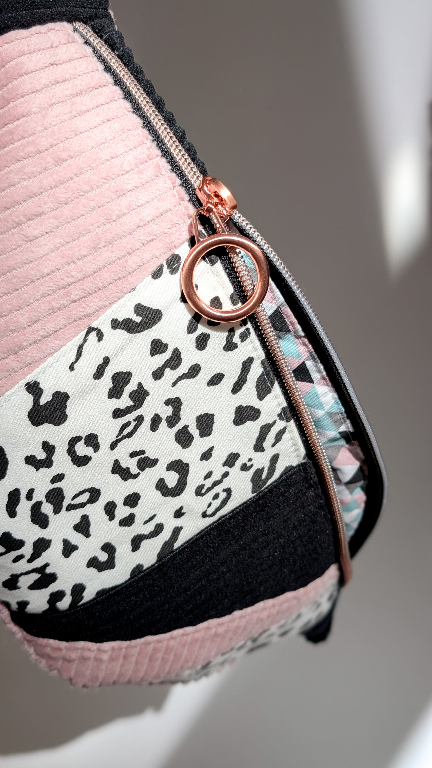 Zero Waste Patchwork - Bauchtasche Leo Cord Rose Schwarz Einzelstück