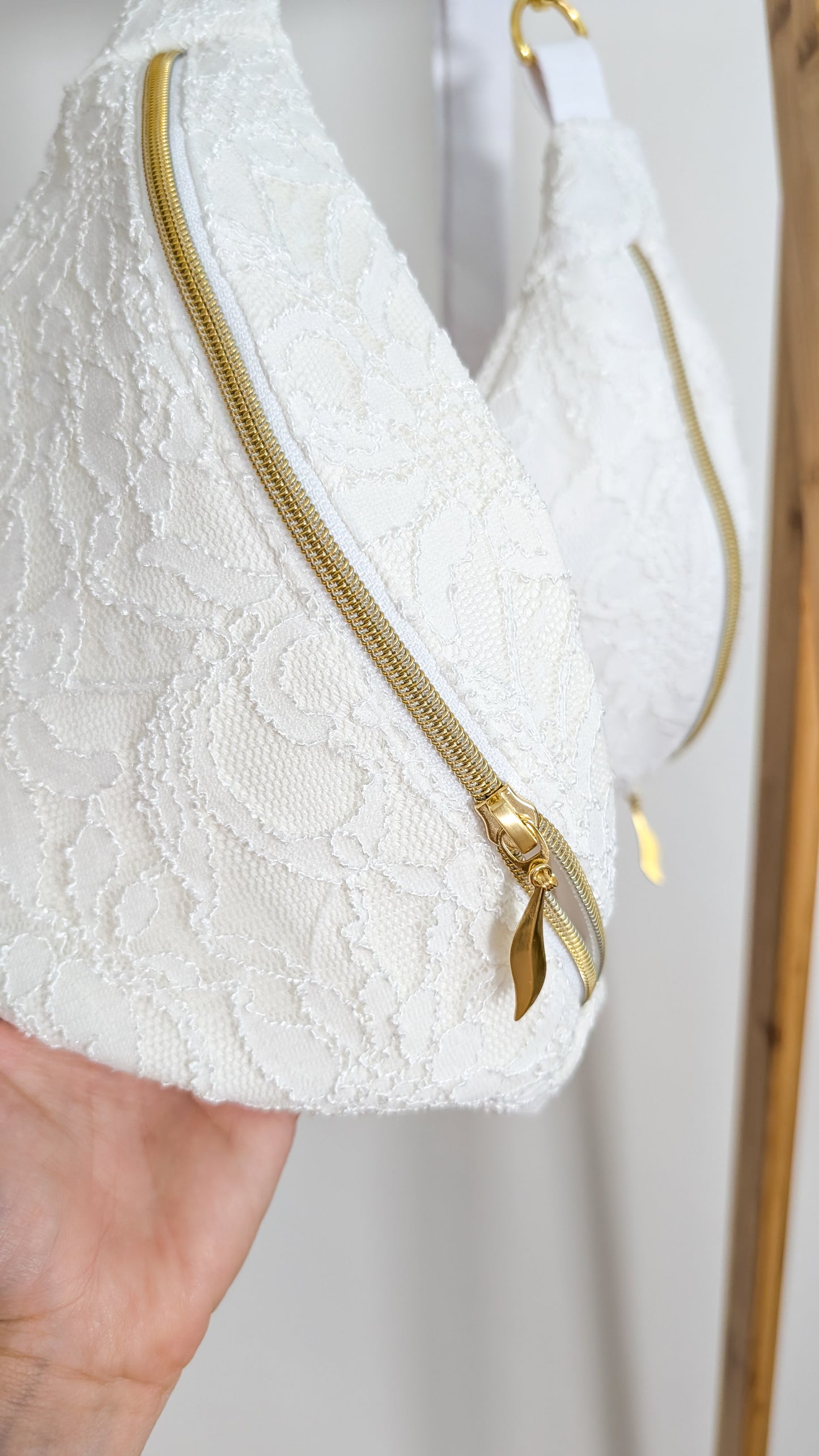 Braut Hipbag Bauchtasche Cross Body Bag Weiß Elfenbein Spitze Silber oder Gold