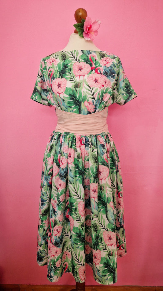 LIZZY_01 Tropisches 50s Kleid zum Binden mit Taschen und Ärmeln Flamingos Blumen