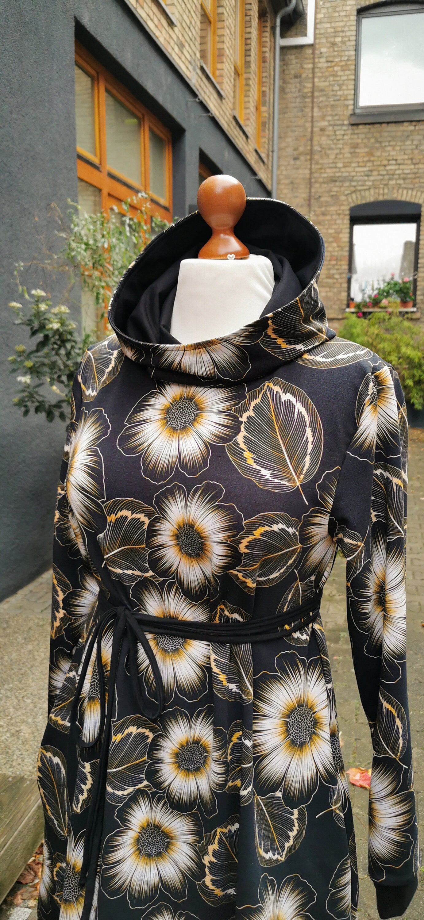 ANNA_D05 A-Line Hoodie Dress with Pockets BLACK FLOWERS