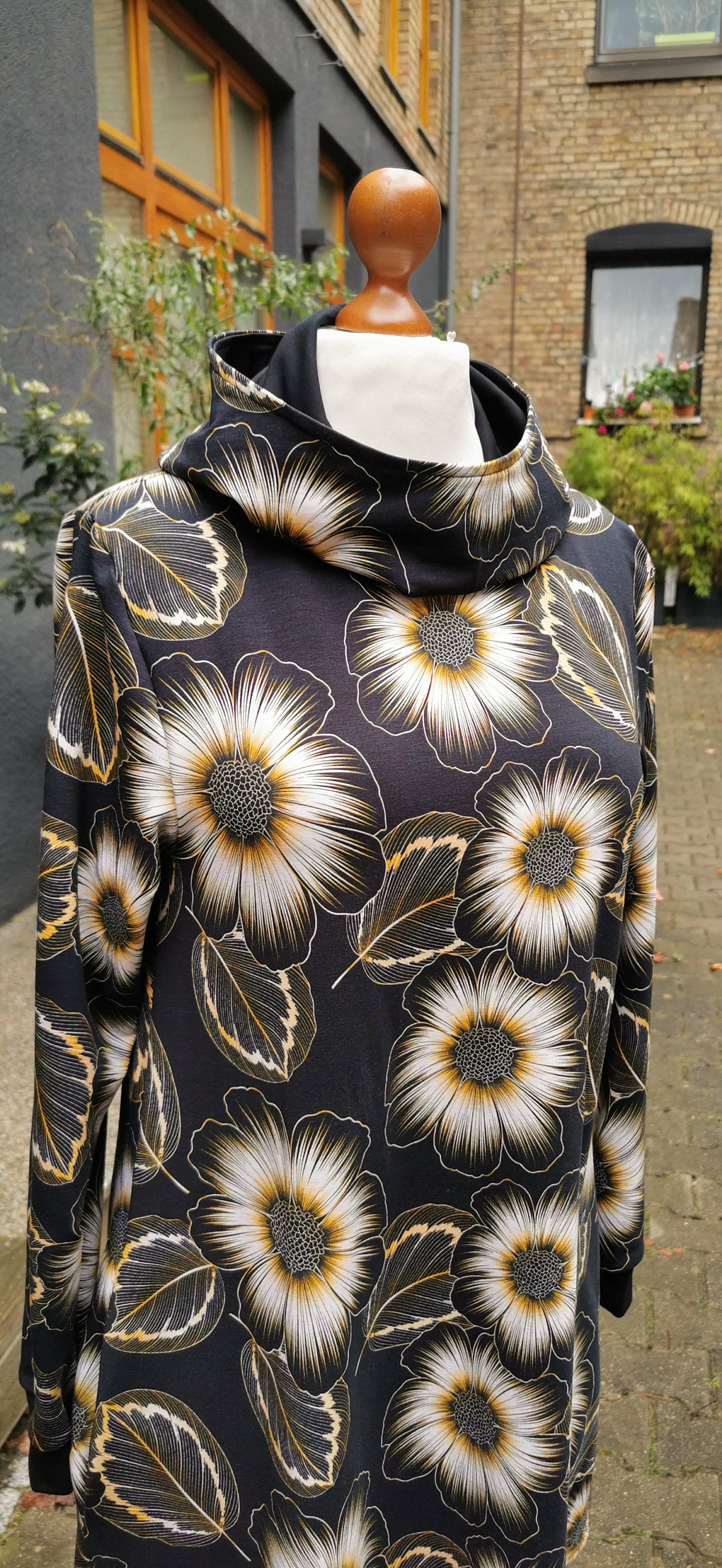 ANNA_D05 A-Line Hoodie Dress with Pockets BLACK FLOWERS