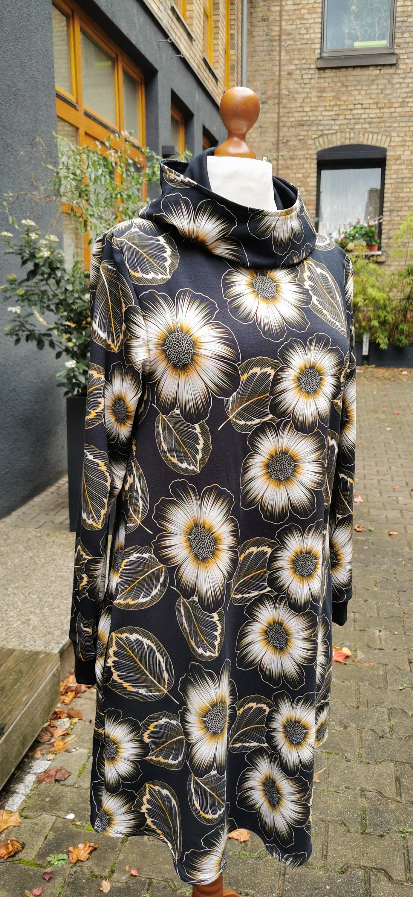 ANNA_D05 A-Line Hoodie Dress with Pockets BLACK FLOWERS