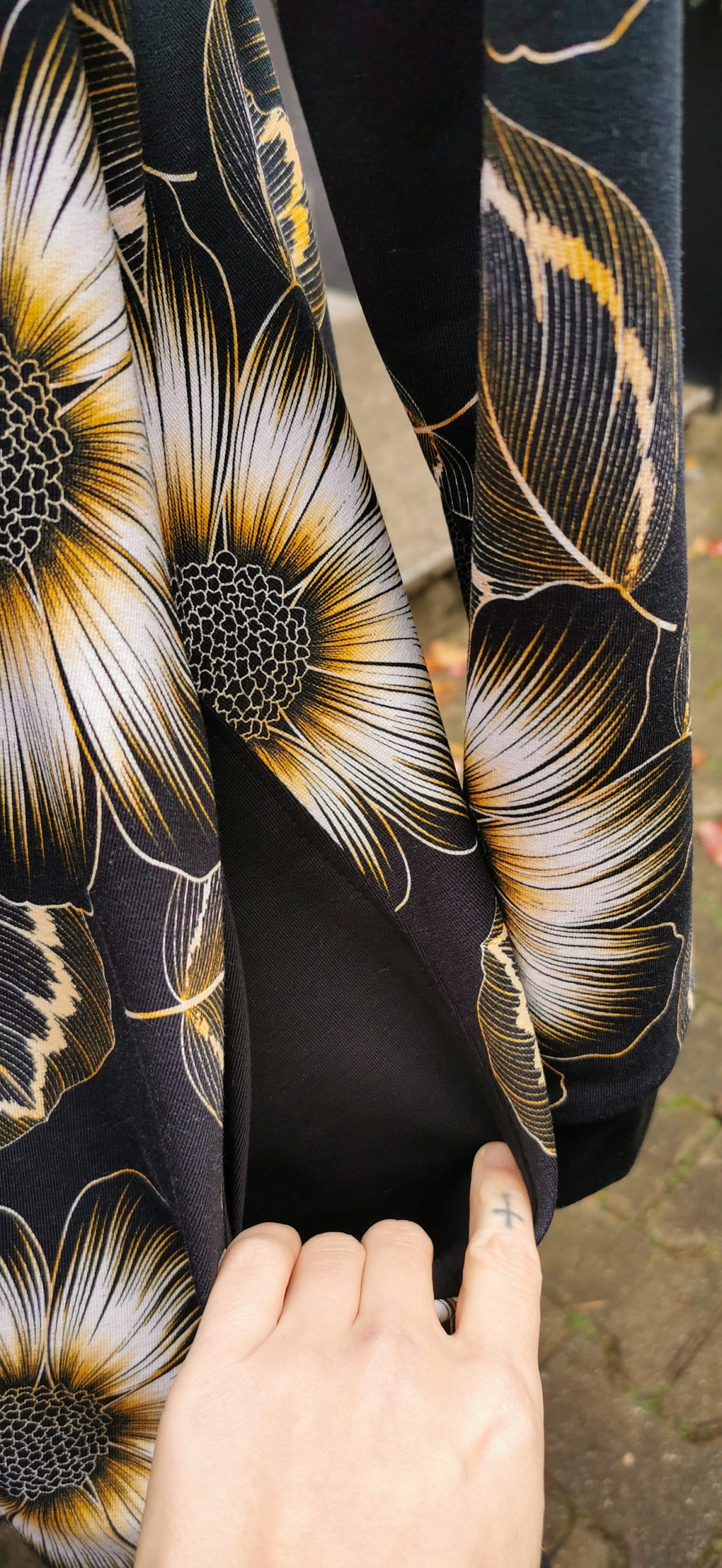 ANNA_D05 A-Line Hoodie Dress with Pockets BLACK FLOWERS
