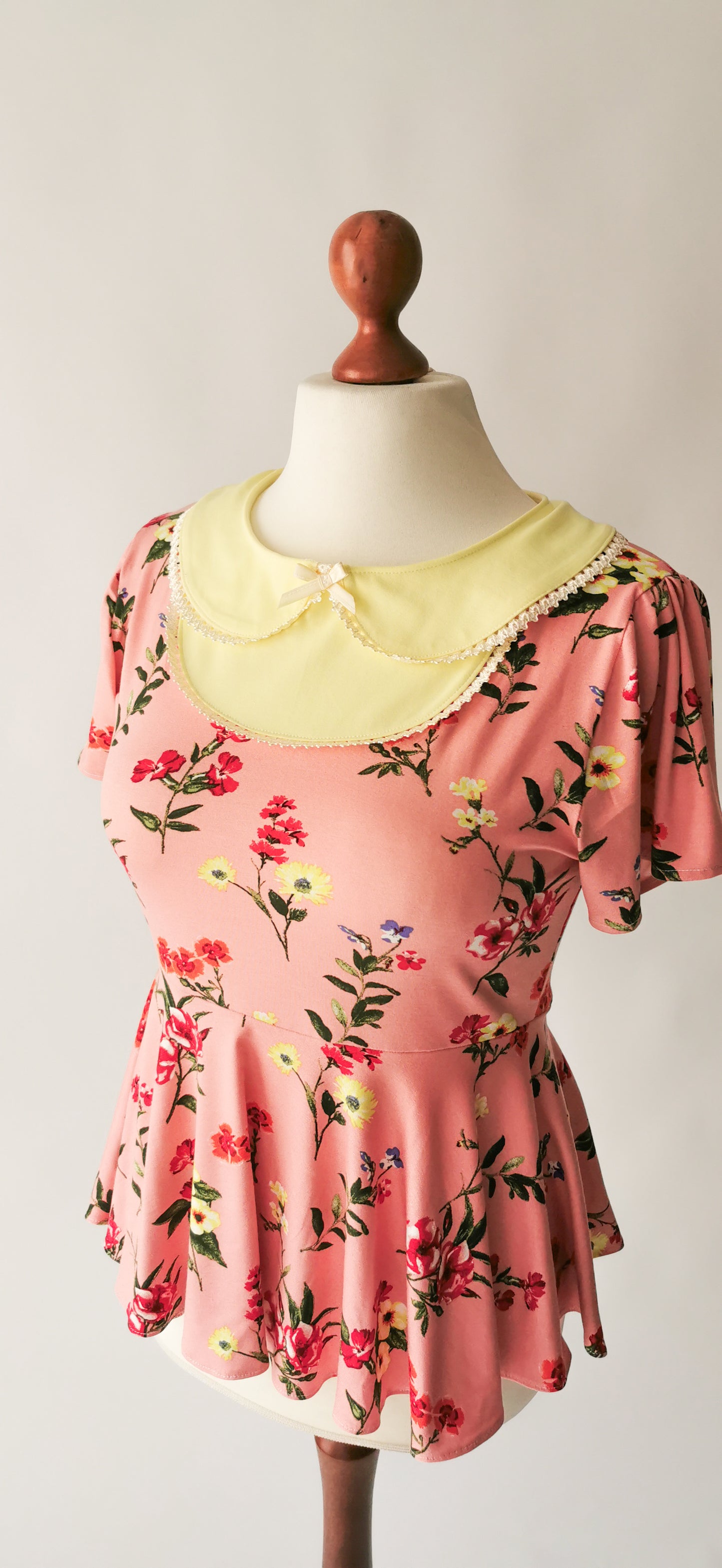 EMMA Babydoll Shirt mit Wildblumen und Bubikragen