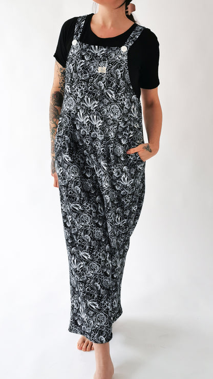 gemütliche Jersey Latzhose Schwarz Blumen