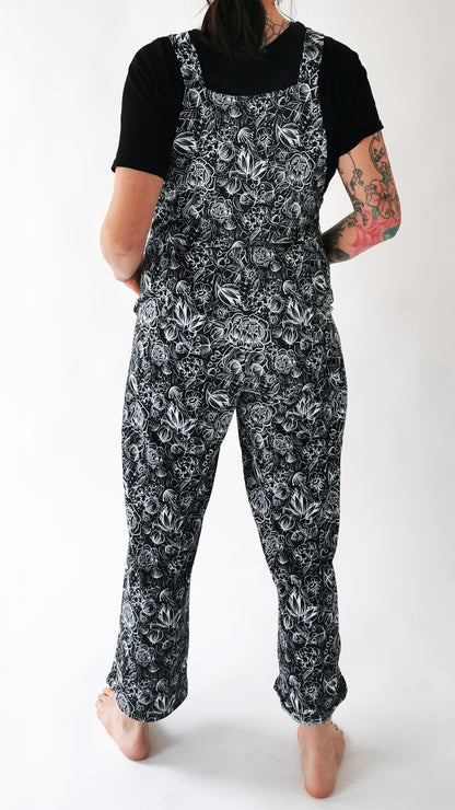 gemütliche Jersey Latzhose Schwarz Blumen