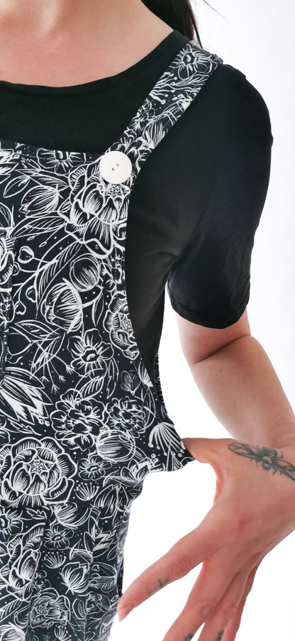 gemütliche Jersey Latzhose Schwarz Blumen