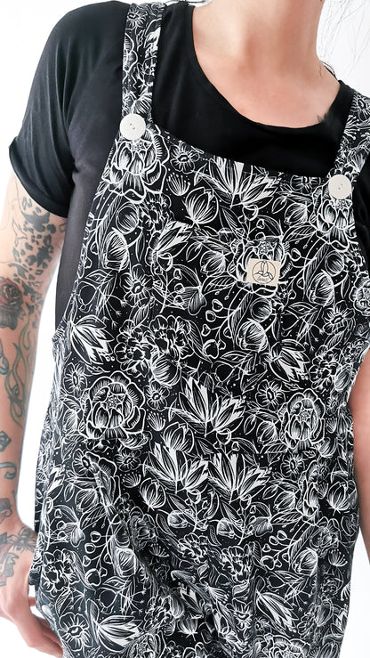 gemütliche Jersey Latzhose Schwarz Blumen