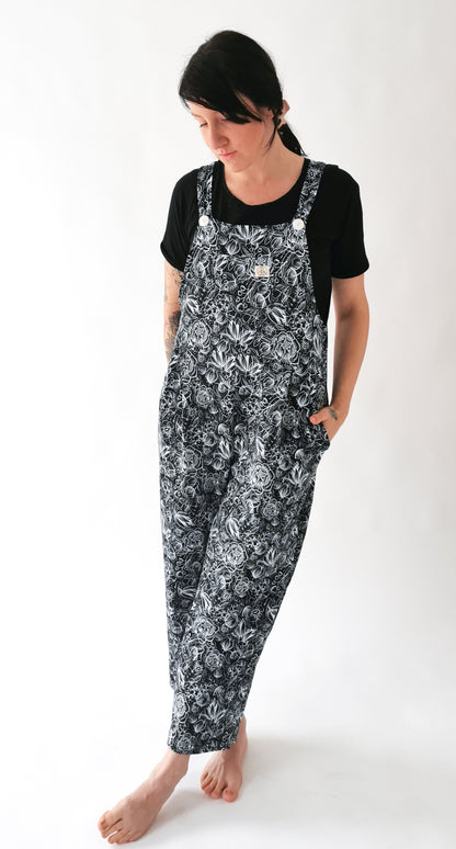 gemütliche Jersey Latzhose Schwarz Blumen
