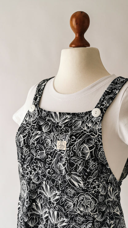 gemütliche Jersey Latzhose Schwarz Blumen