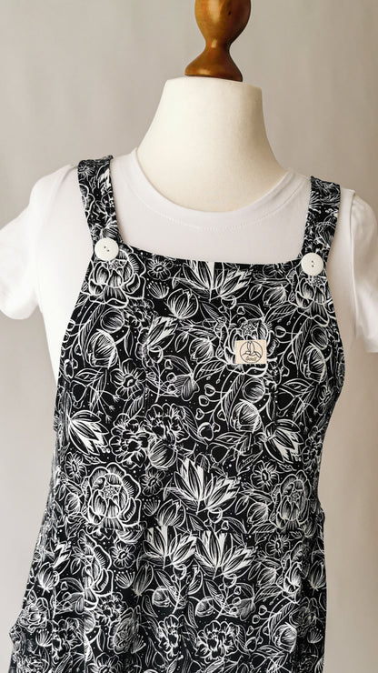 gemütliche Jersey Latzhose Schwarz Blumen
