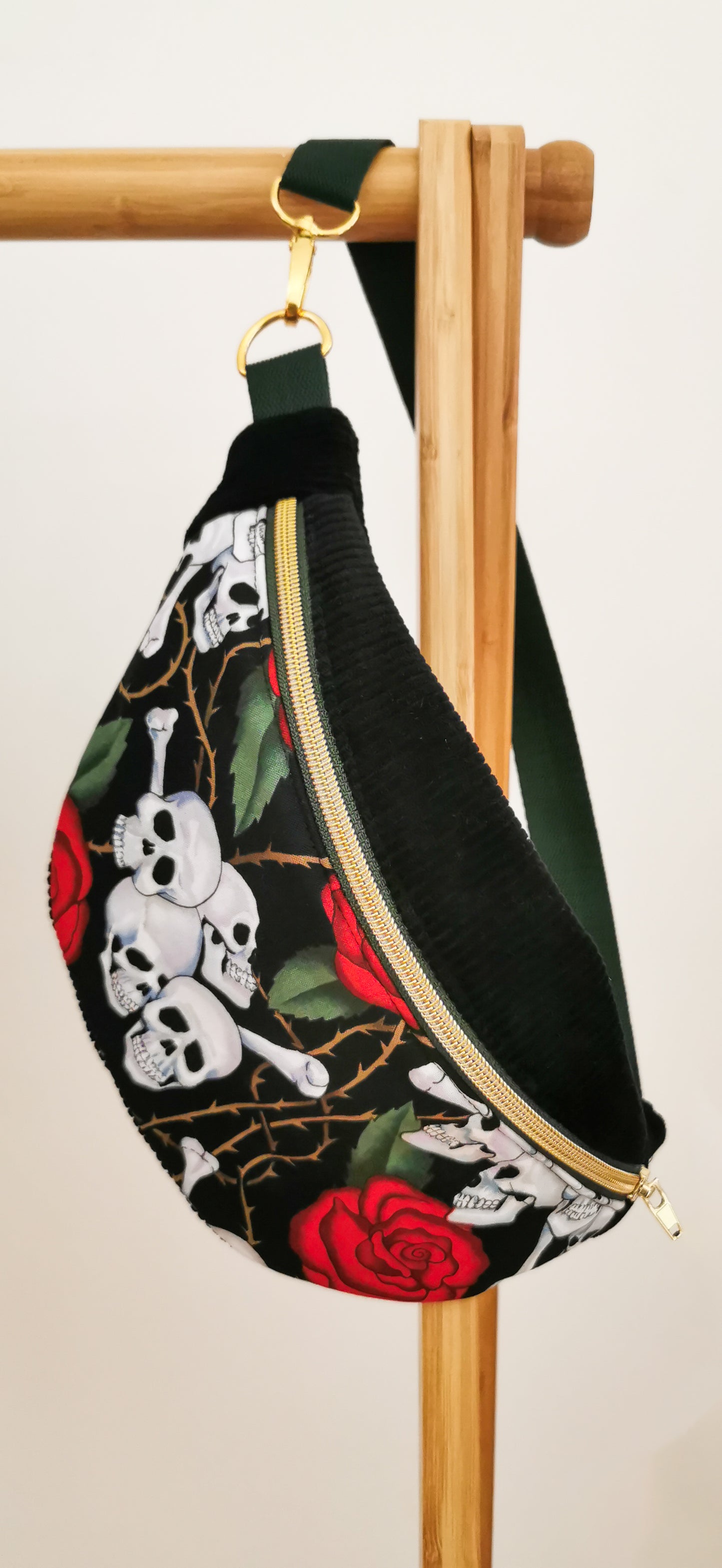 Hipbag Bauchtasche Crossbody Bag Halloween Skulls & Rosen