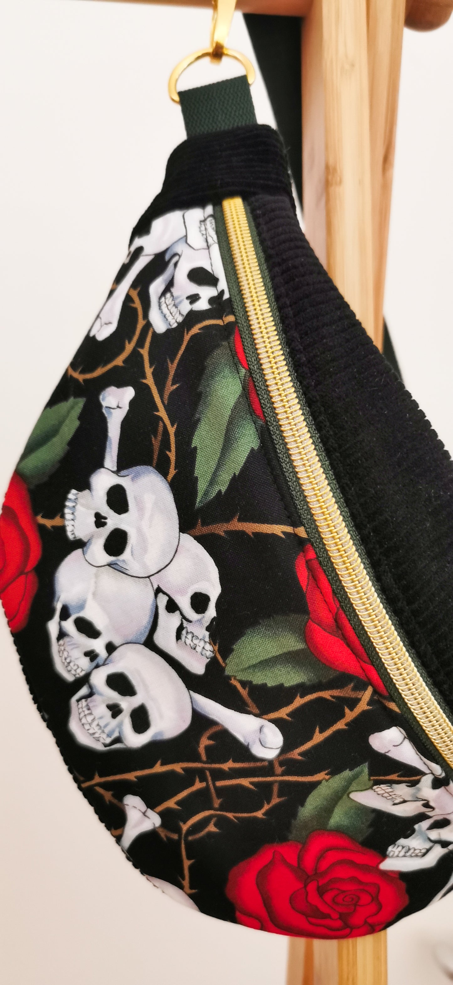 Hipbag Bauchtasche Crossbody Bag Halloween Skulls & Rosen