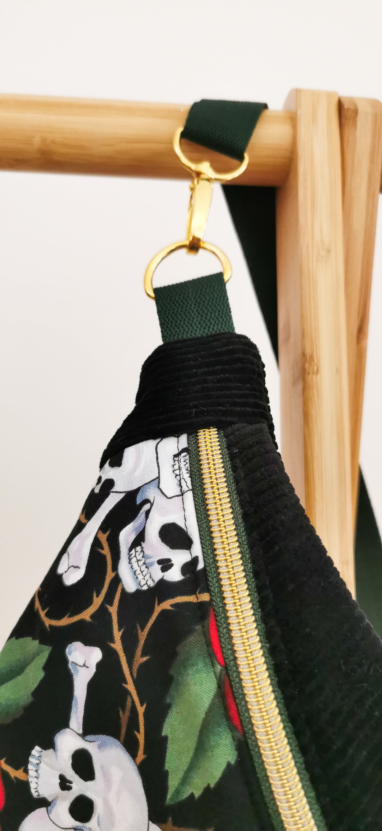Hipbag Bauchtasche Crossbody Bag Halloween Skulls & Rosen