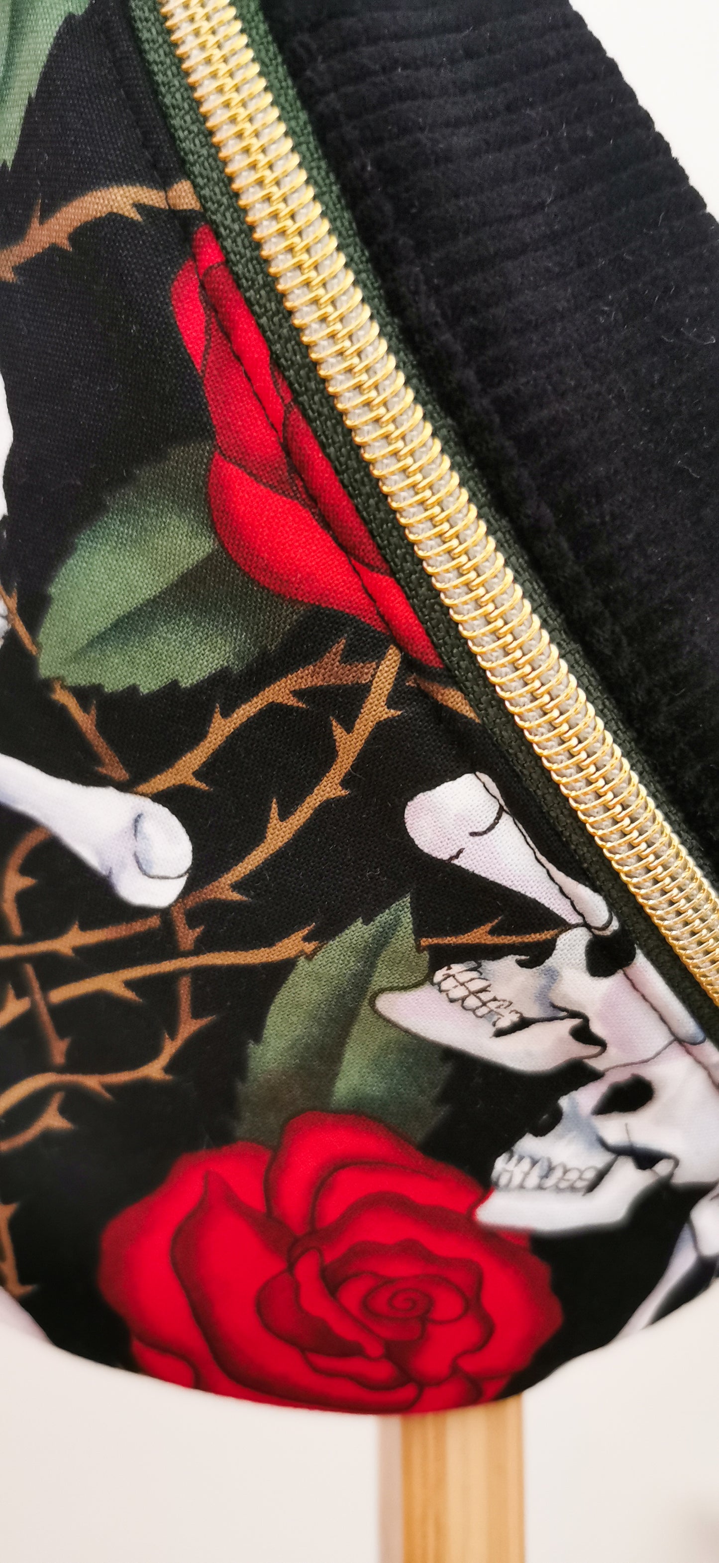 Hipbag Bauchtasche Crossbody Bag Halloween Skulls & Rosen