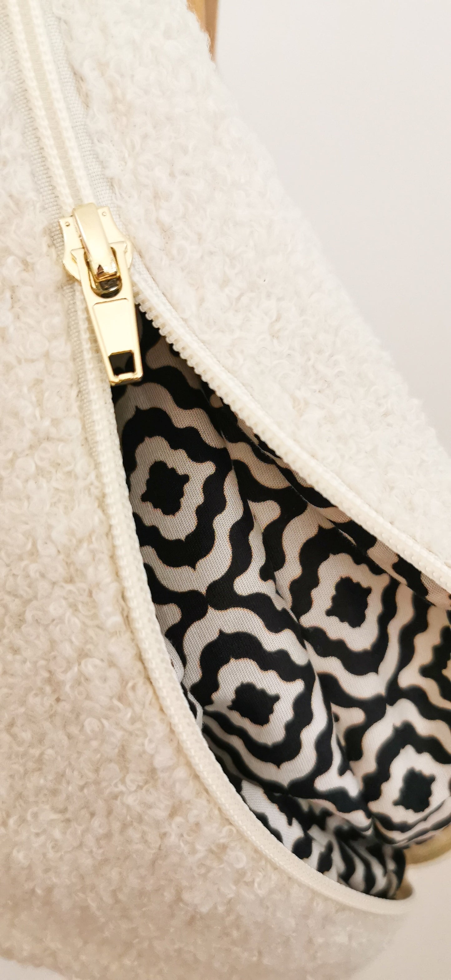 Basic Plüschis Bauchtasche Teddy Bouclé Plüsche Creme oder Schwarz