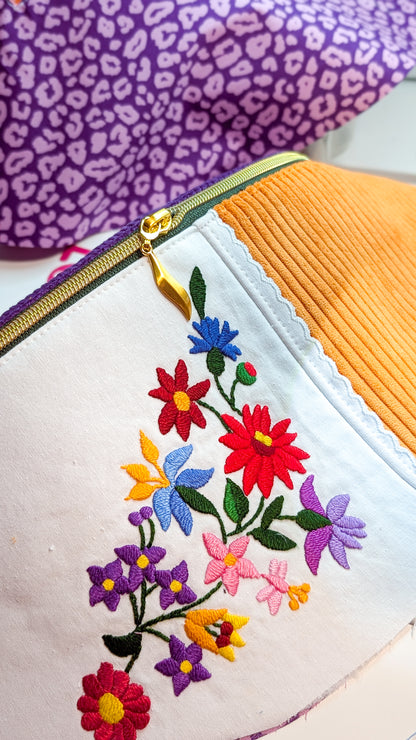Bunte Upcycling XL Cord Bauchtasche Granny Hipbag Blumen Stickerei Einzelstück