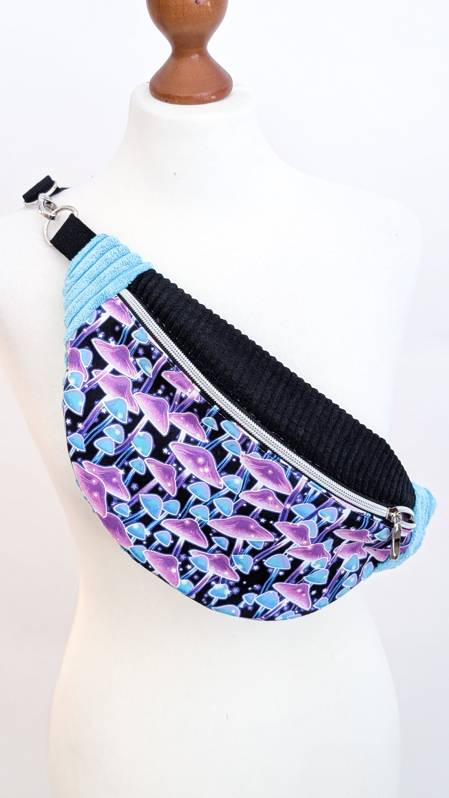 Hipbag Bauchtasche Crossbody Bag Schwarz Mint Lila Magic Mushrooms
