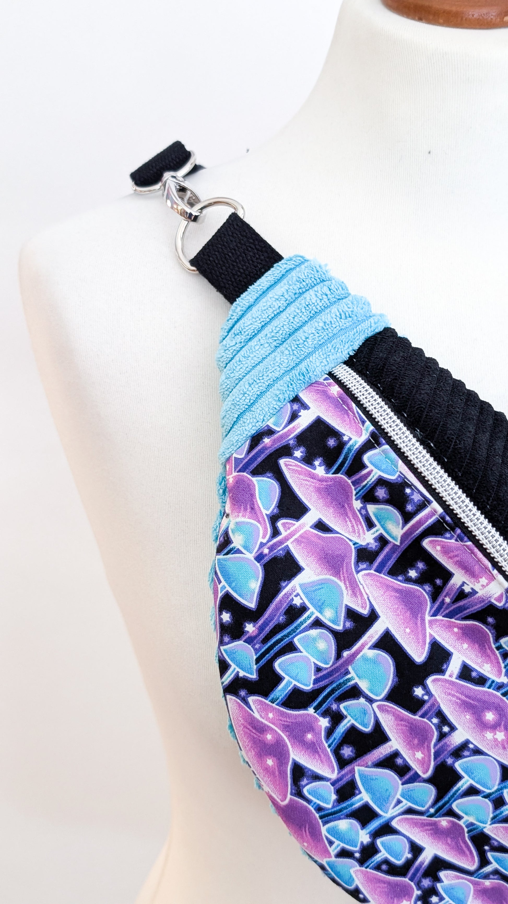 Hipbag Bauchtasche Crossbody Bag Schwarz Mint Lila Magic Mushrooms

