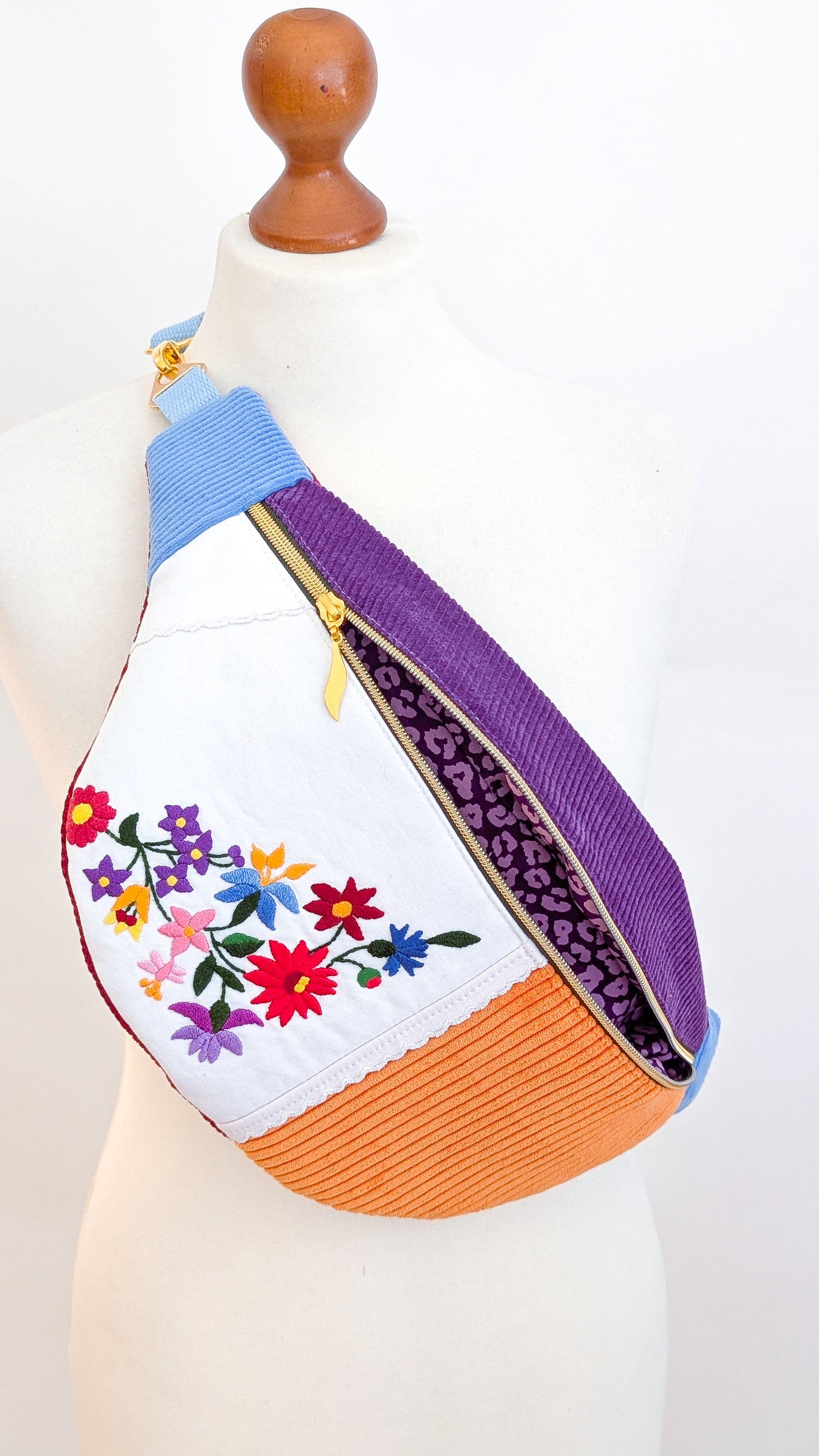 Bunte Upcycling XL Cord Bauchtasche Granny Hipbag Blumen Stickerei Einzelstück