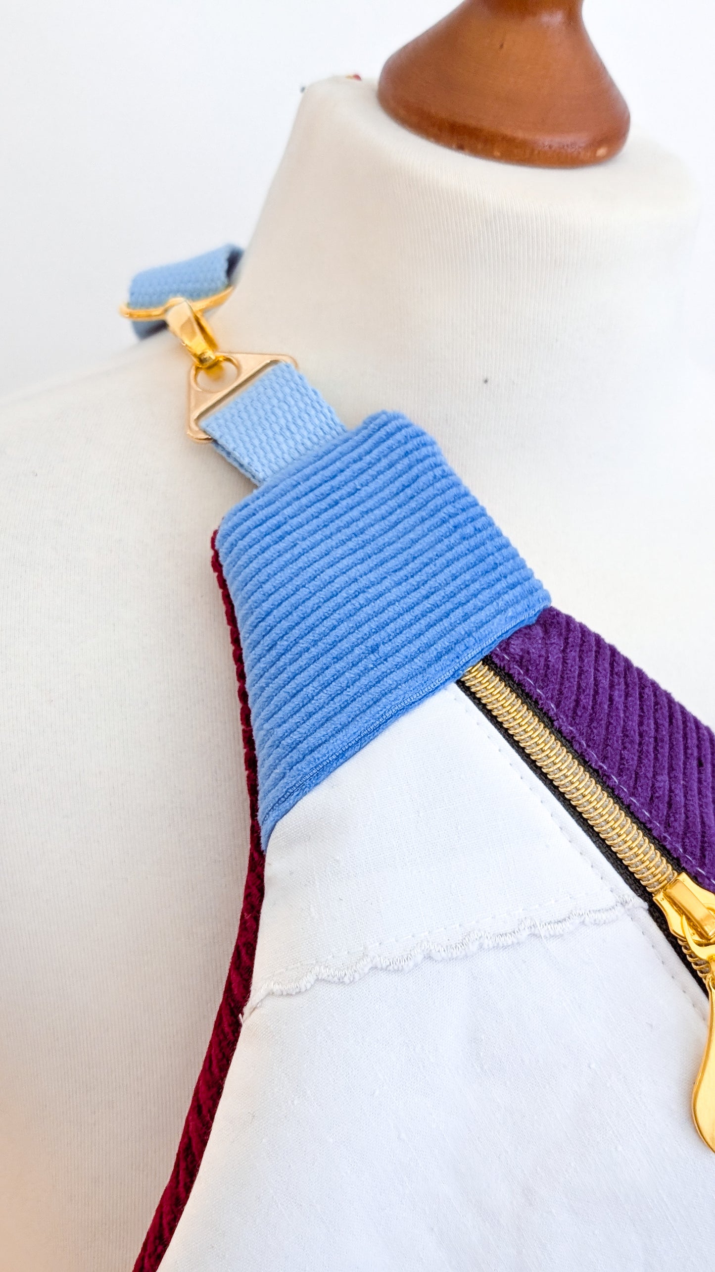 Bunte Upcycling XL Cord Bauchtasche Granny Hipbag Blumen Stickerei Einzelstück