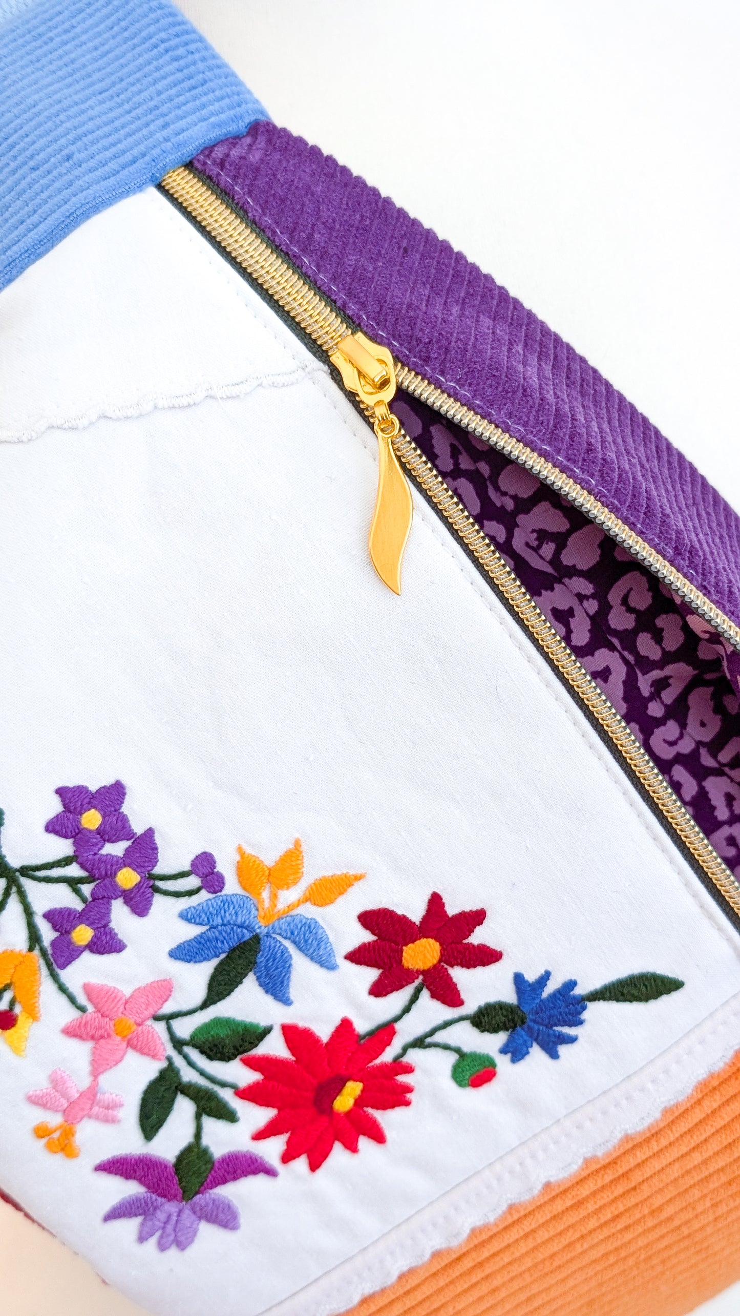 Bunte Upcycling XL Cord Bauchtasche Granny Hipbag Blumen Stickerei Einzelstück