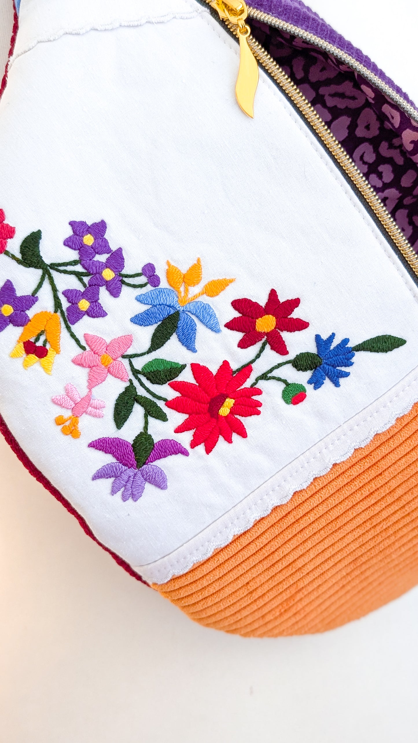 Bunte Upcycling XL Cord Bauchtasche Granny Hipbag Blumen Stickerei Einzelstück