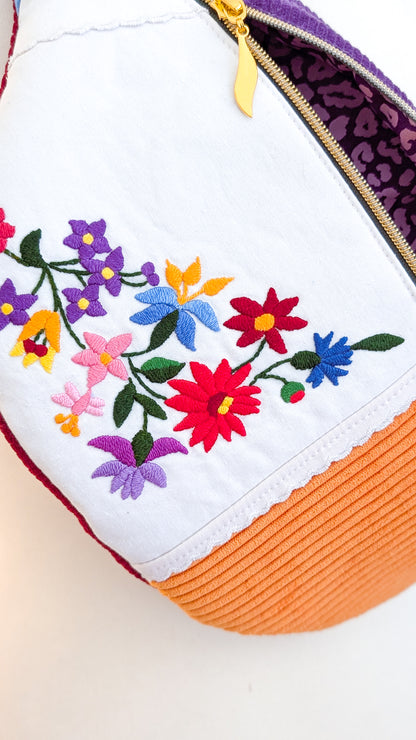 Bunte Upcycling XL Cord Bauchtasche Granny Hipbag Blumen Stickerei Einzelstück