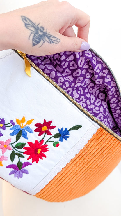 Bunte Upcycling XL Cord Bauchtasche Granny Hipbag Blumen Stickerei Einzelstück