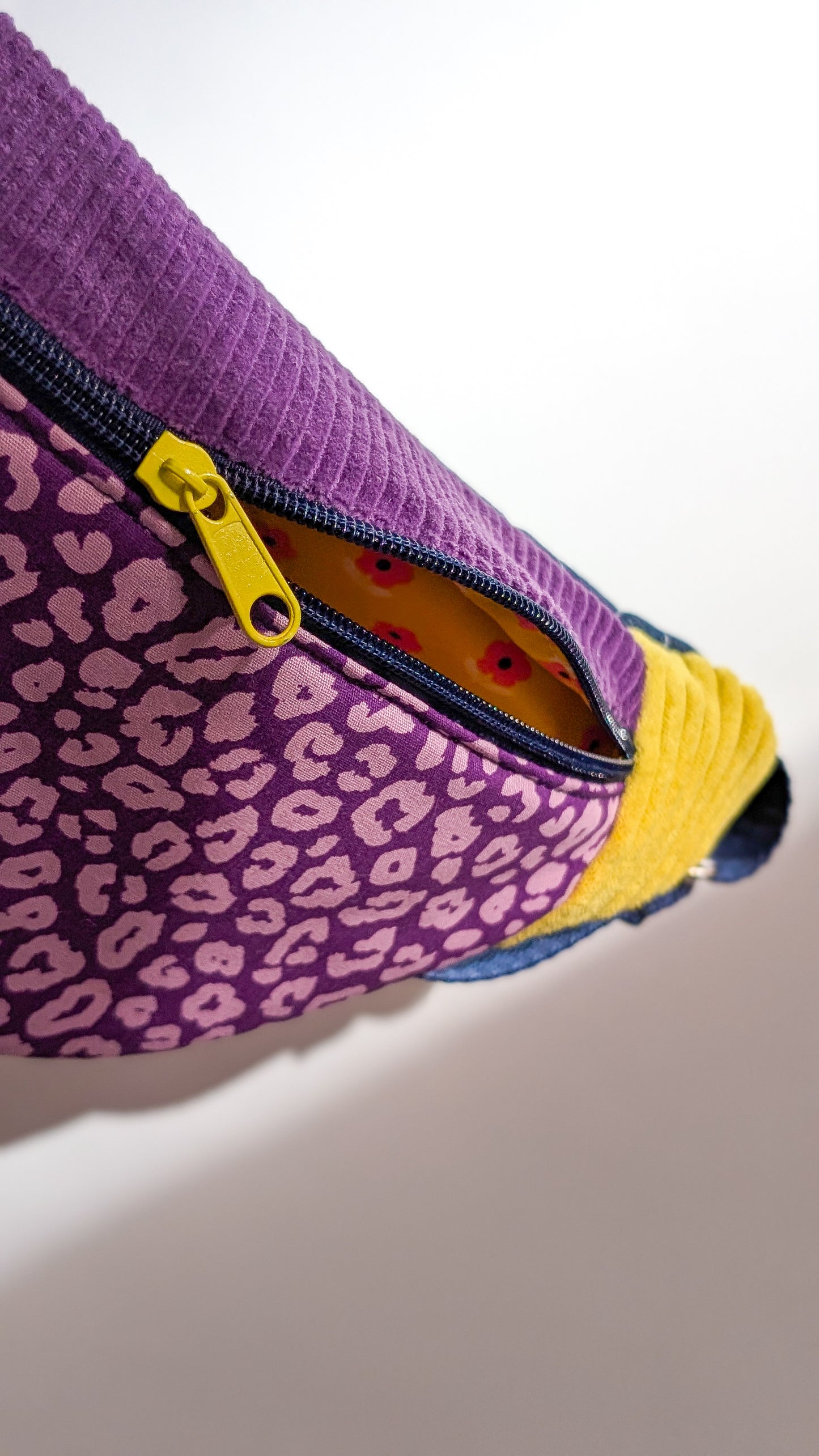 Upcycling Bauchtasche Einzelstück Jeans/Lila Leo Cord