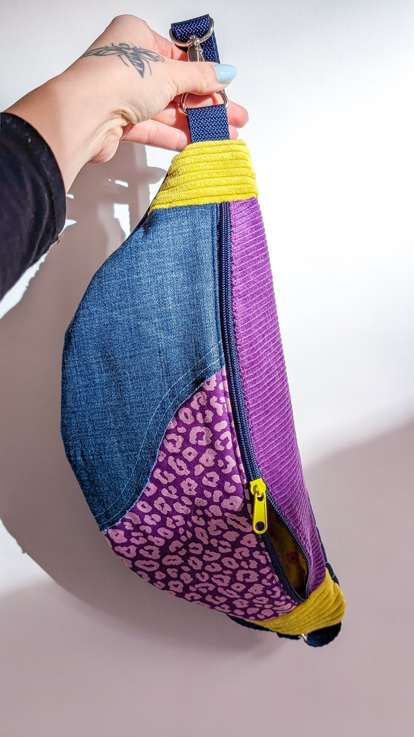 Upcycling Bauchtasche Einzelstück Jeans/Lila Leo Cord