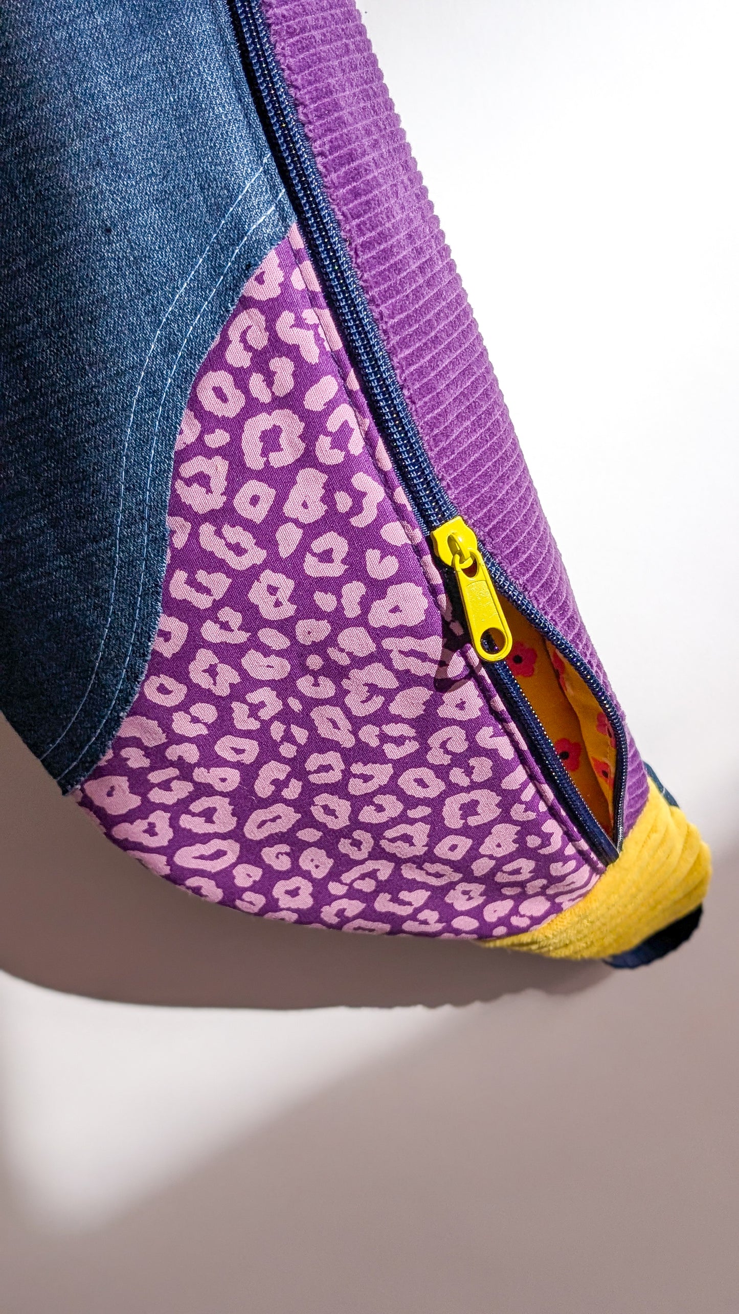 Upcycling Bauchtasche Einzelstück Jeans/Lila Leo Cord