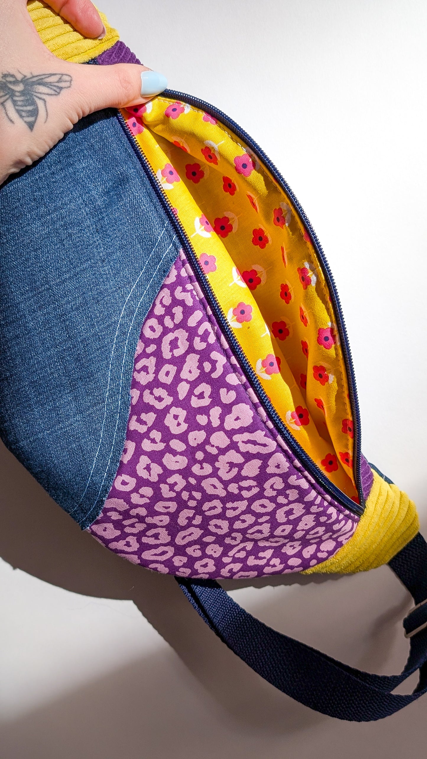 Upcycling Bauchtasche Einzelstück Jeans/Lila Leo Cord