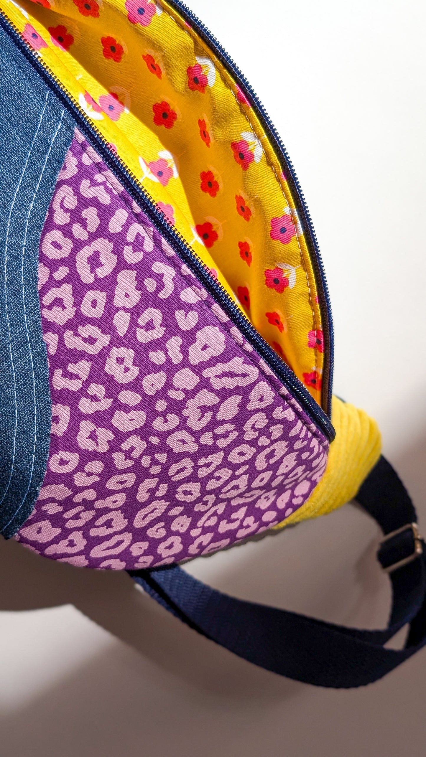 Upcycling Bauchtasche Einzelstück Jeans/Lila Leo Cord