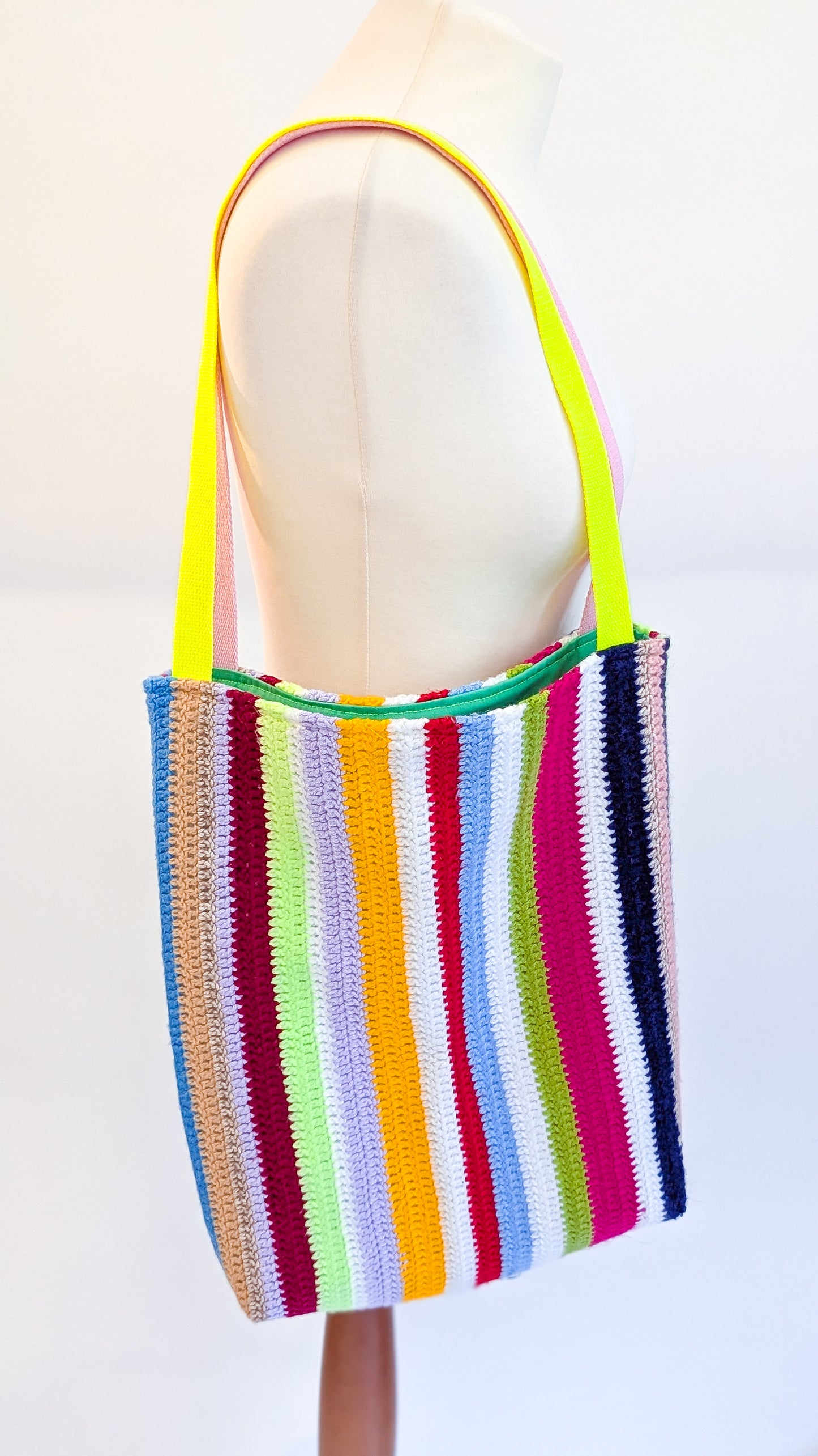 Einkaufstasche Bunte Tote Bag aus Vintage Häkeldecke – Neon Streifen