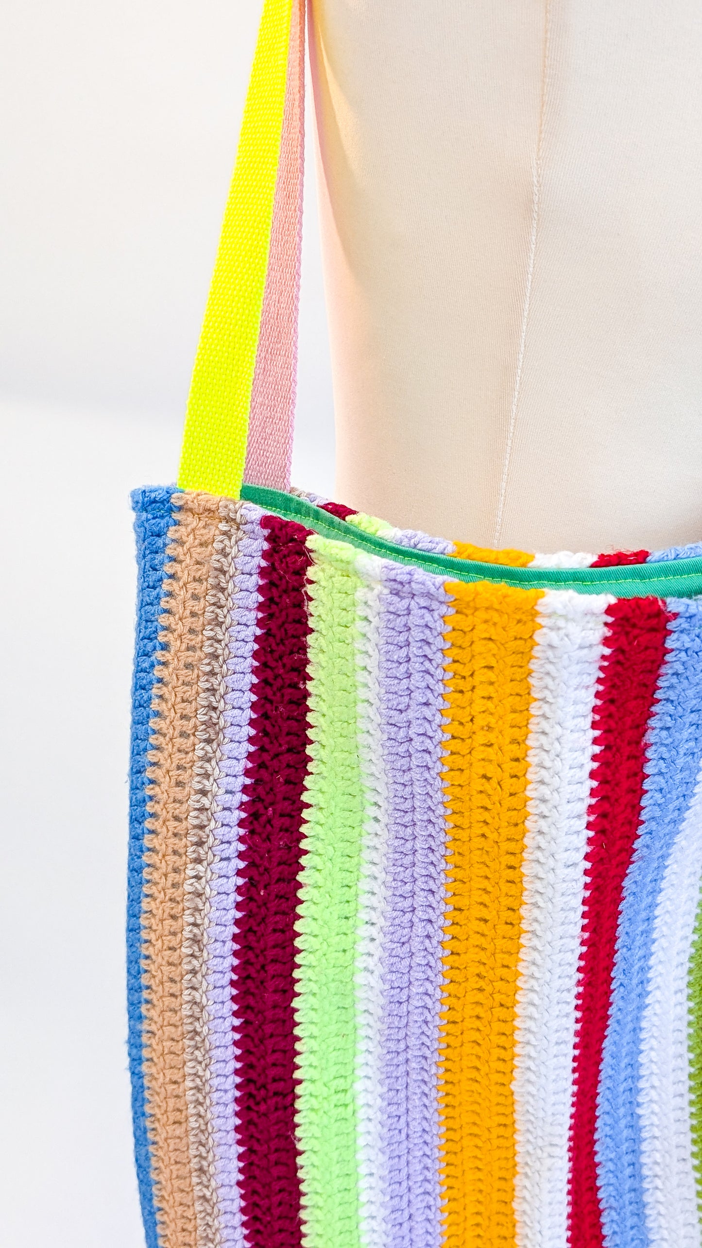 Einkaufstasche Bunte Tote Bag aus Vintage Häkeldecke – Neon Streifen
