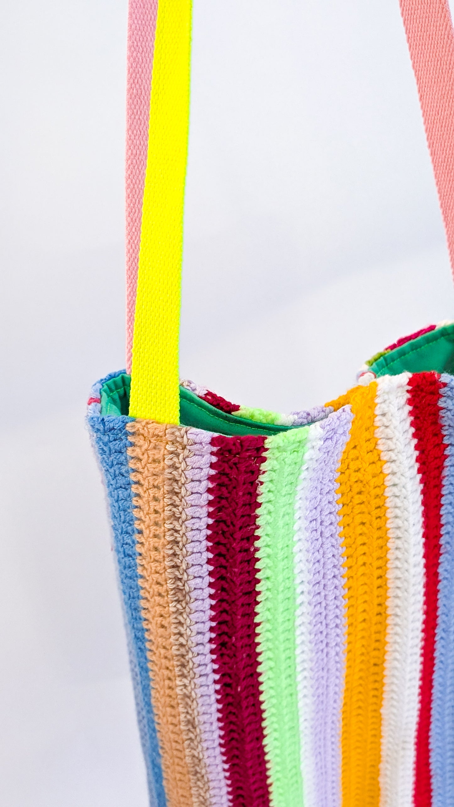 Einkaufstasche Bunte Tote Bag aus Vintage Häkeldecke – Neon Streifen