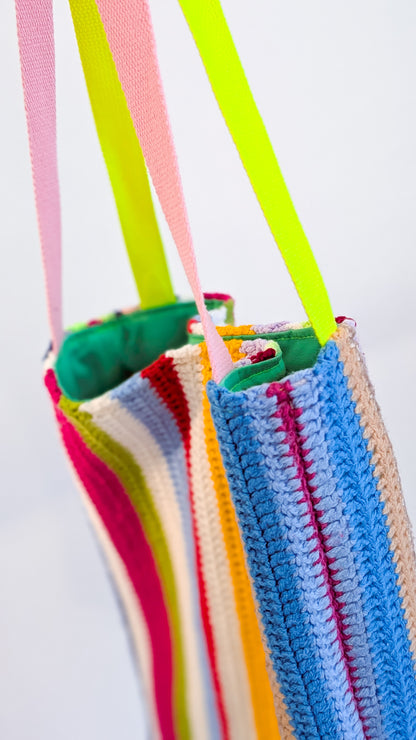 Einkaufstasche Bunte Tote Bag aus Vintage Häkeldecke – Neon Streifen Seite