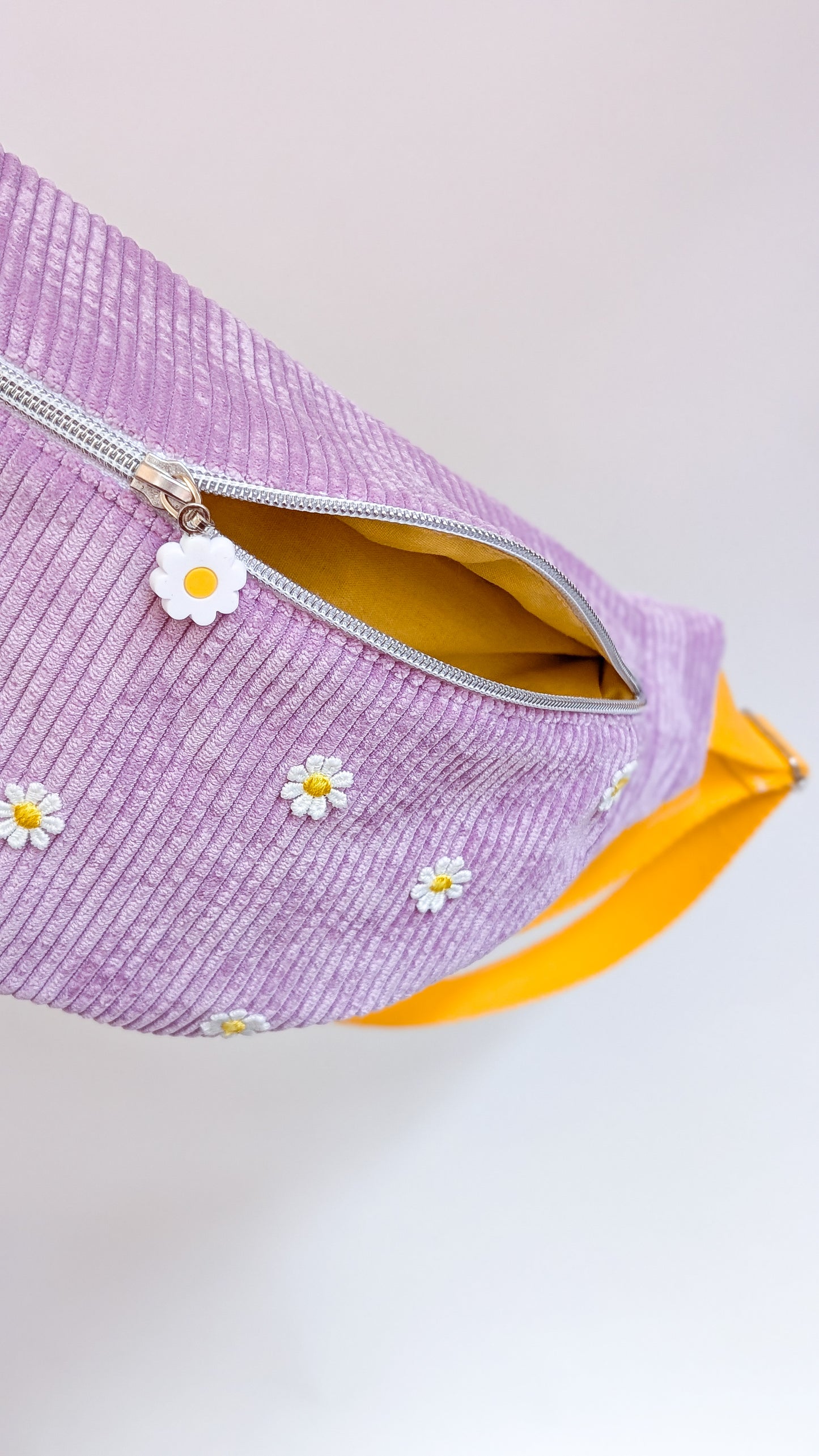 Pastell Cord Hipbag Bauchtasche Gänseblümchen Daisies FLIEDER