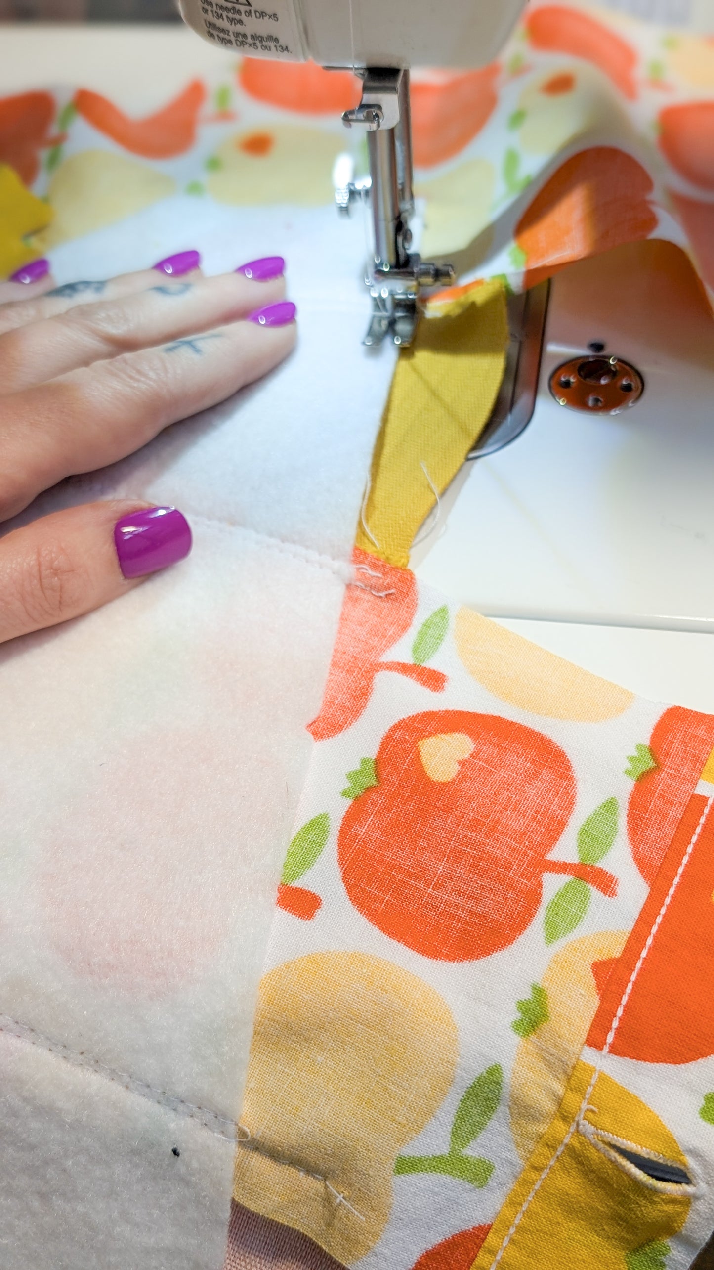 Zero Waste Bauchtasche Einzelstück Cord Gelb Grün Orange 70s Apfelmotiv Nähprozess