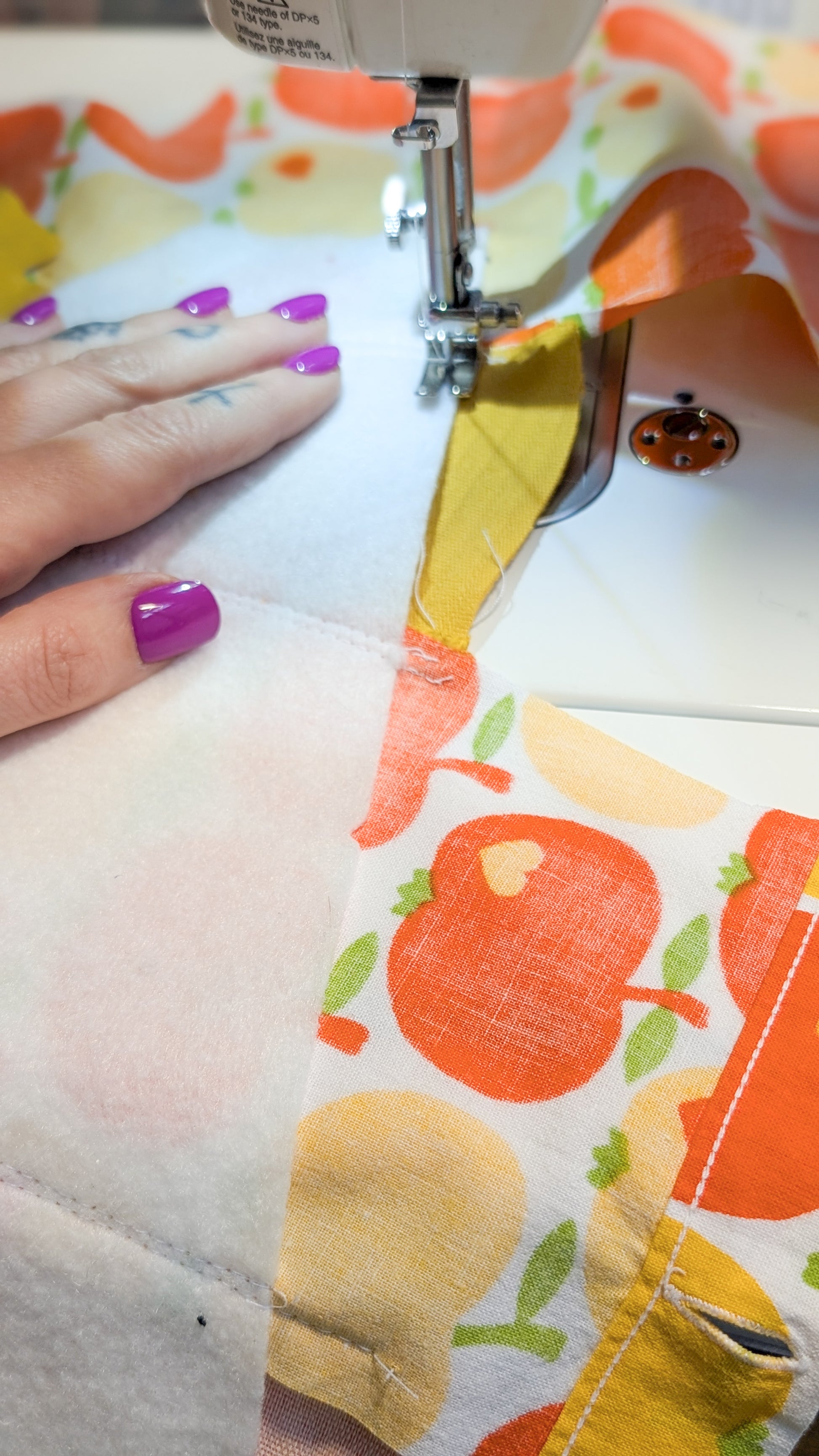 Zero Waste Bauchtasche Einzelstück Cord Gelb Grün Orange 70s Apfelmotiv Nähprozess