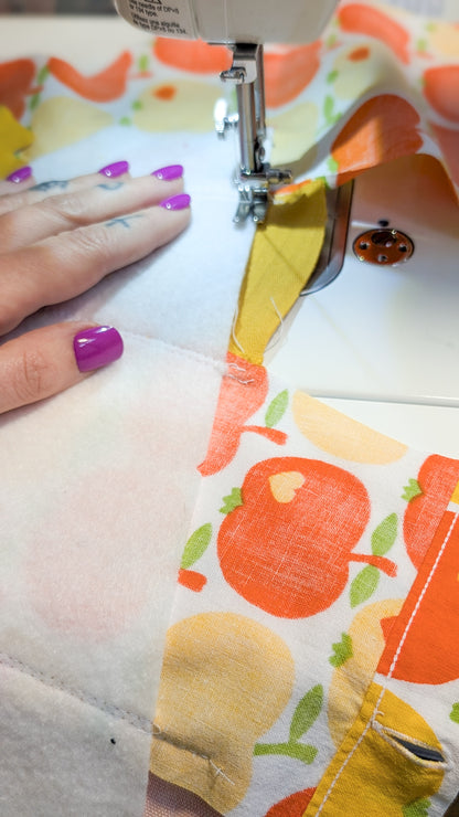 Zero Waste Bauchtasche Einzelstück Cord Gelb Grün Orange 70s Apfelmotiv Nähprozess