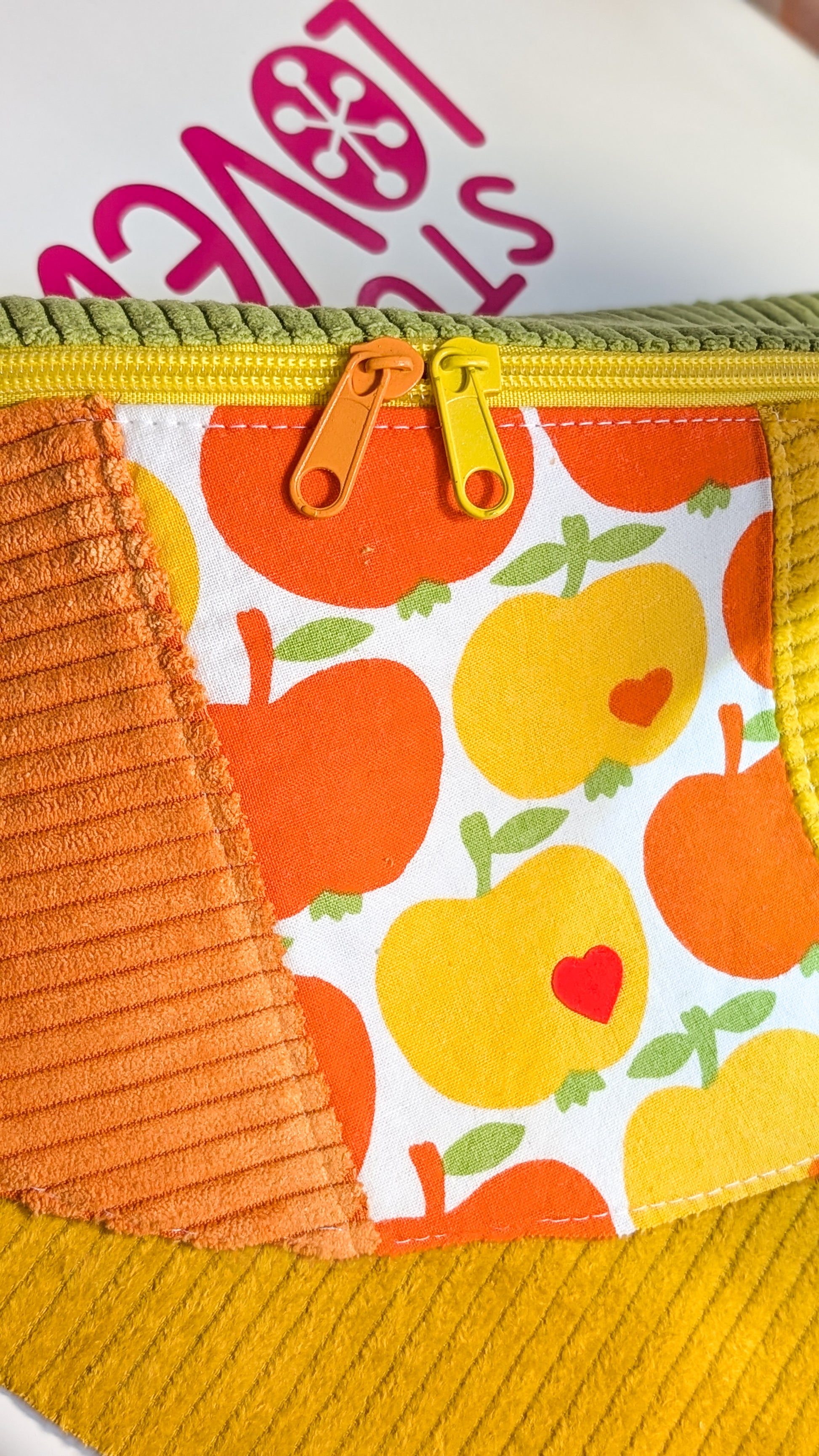 Zero Waste Bauchtasche Einzelstück Cord Gelb Grün Orange 70s Apfelmotiv Reißverschluss