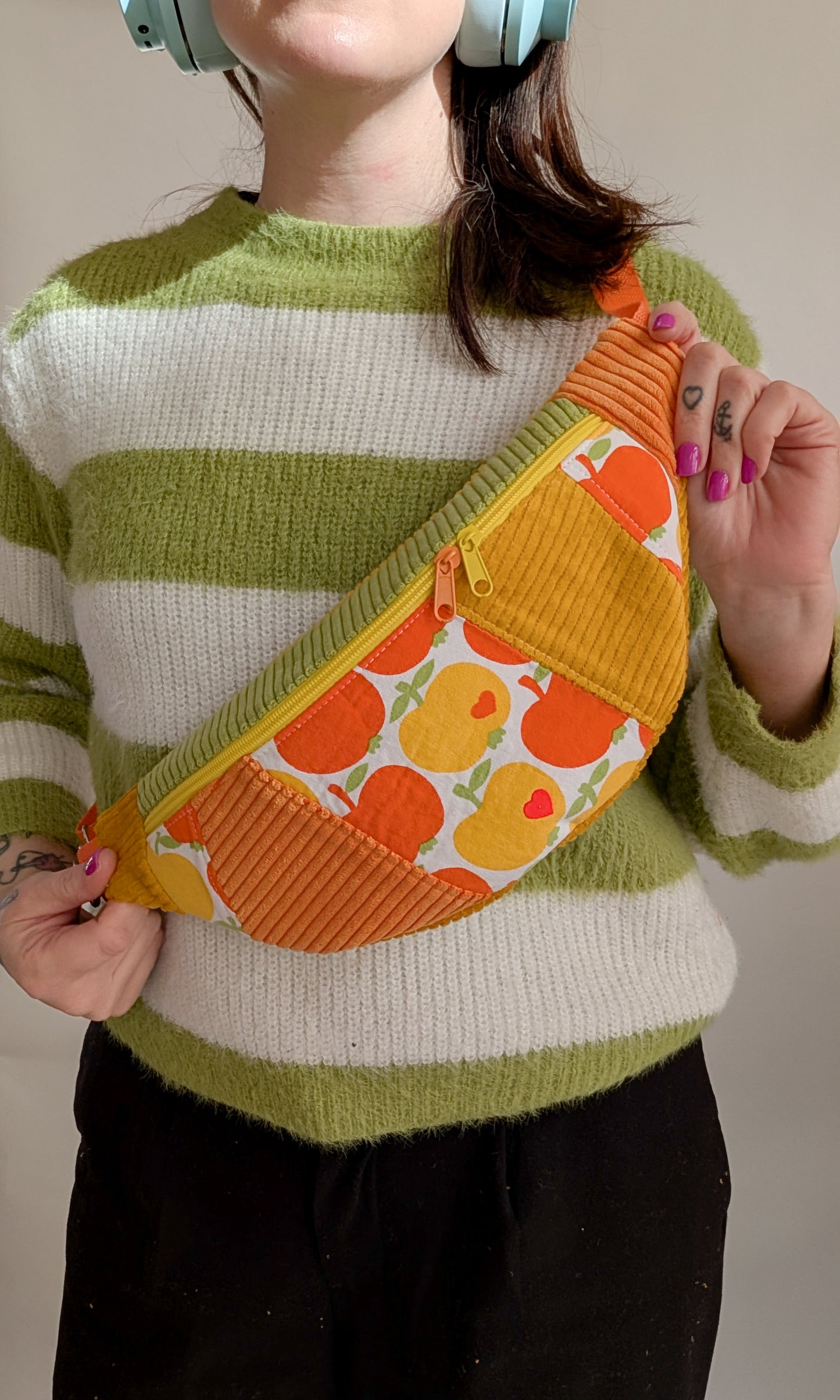 Zero Waste Bauchtasche Einzelstück Cord Gelb Grün Orange 70s Apfelmotiv