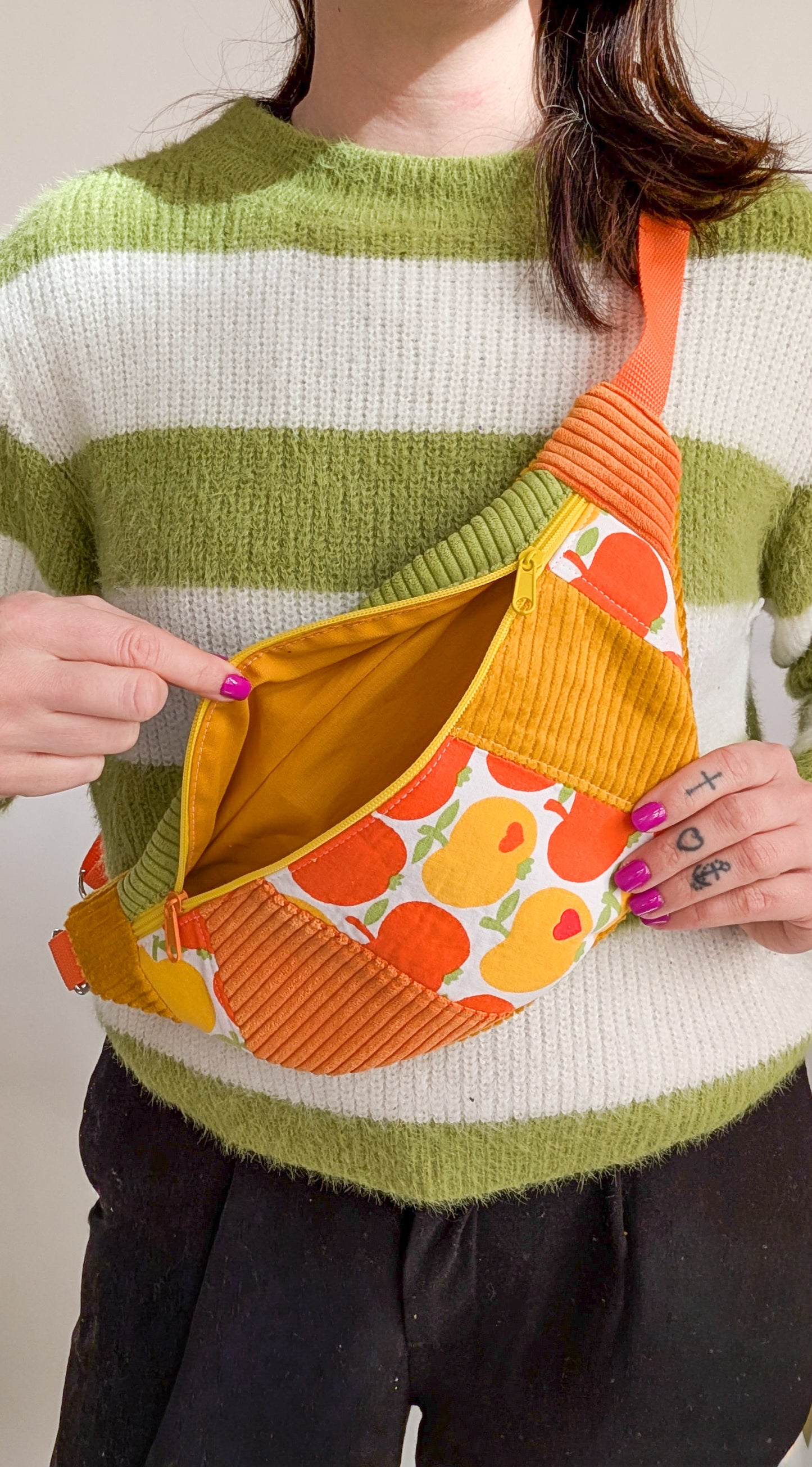 Zero Waste Bauchtasche Einzelstück Cord Gelb Grün Orange 70s Apfelmotiv