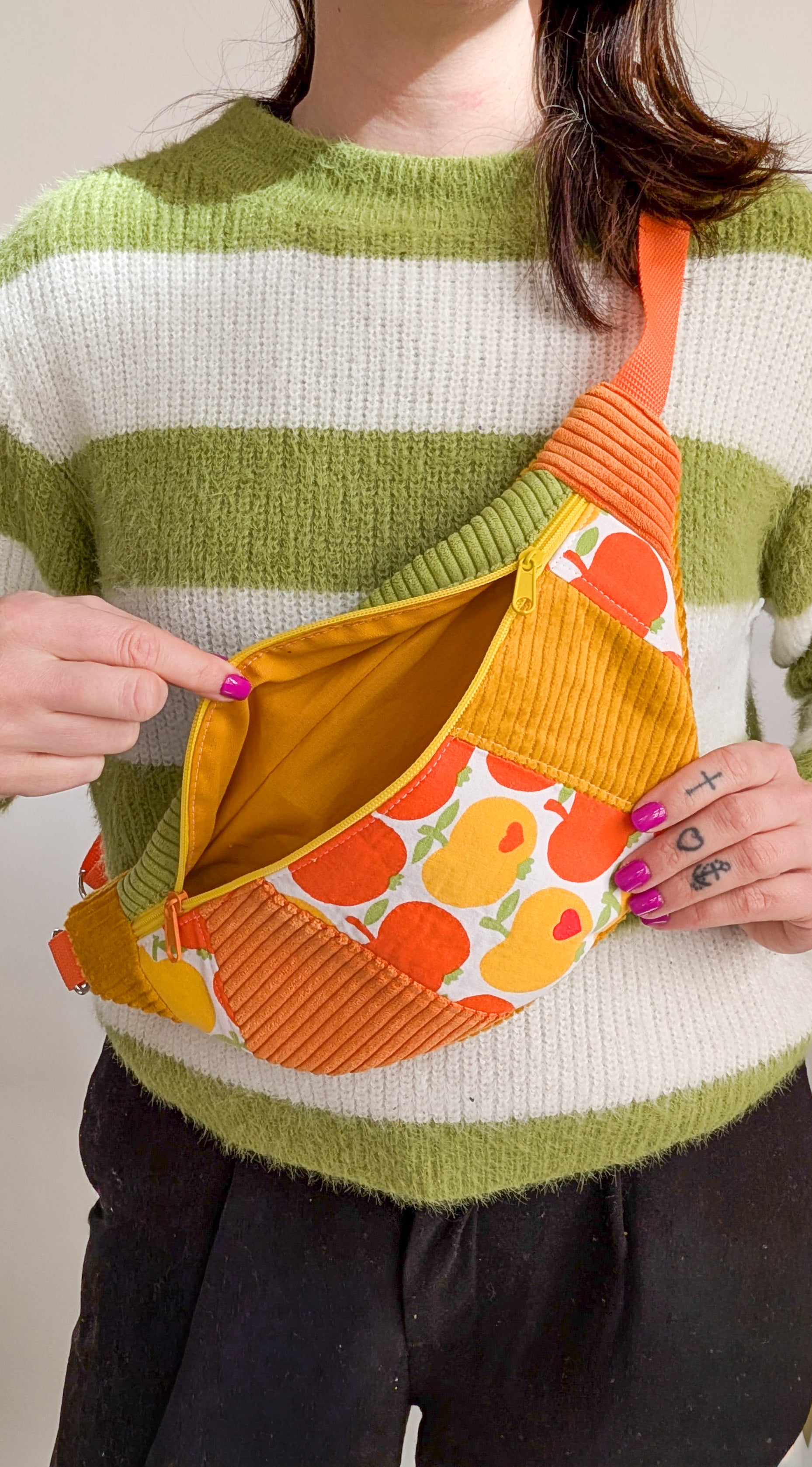 Zero Waste Bauchtasche Einzelstück Cord Gelb Grün Orange 70s Apfelmotiv