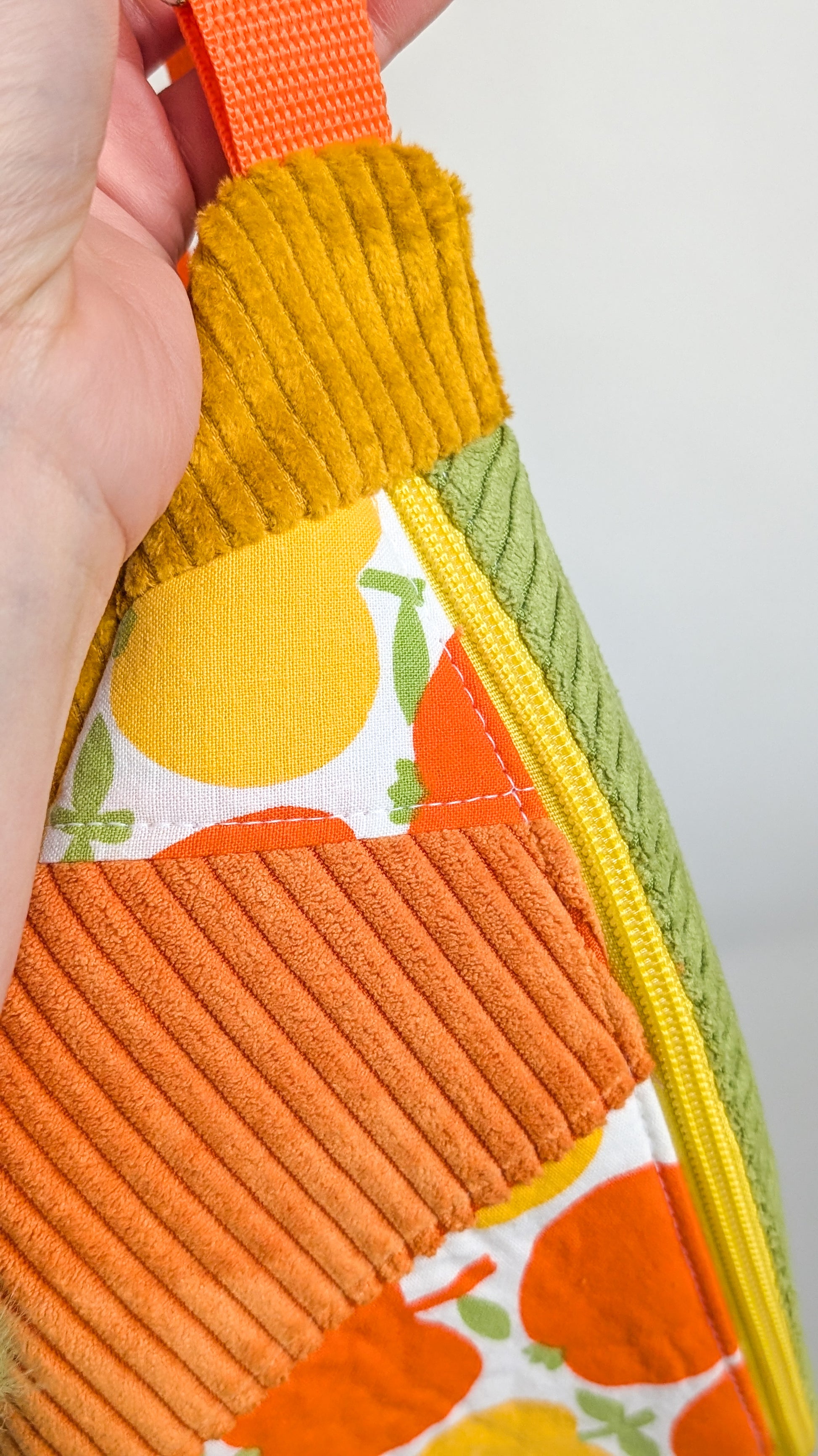 Zero Waste Bauchtasche Einzelstück Cord Gelb Grün Orange 70s Apfelmotiv Details