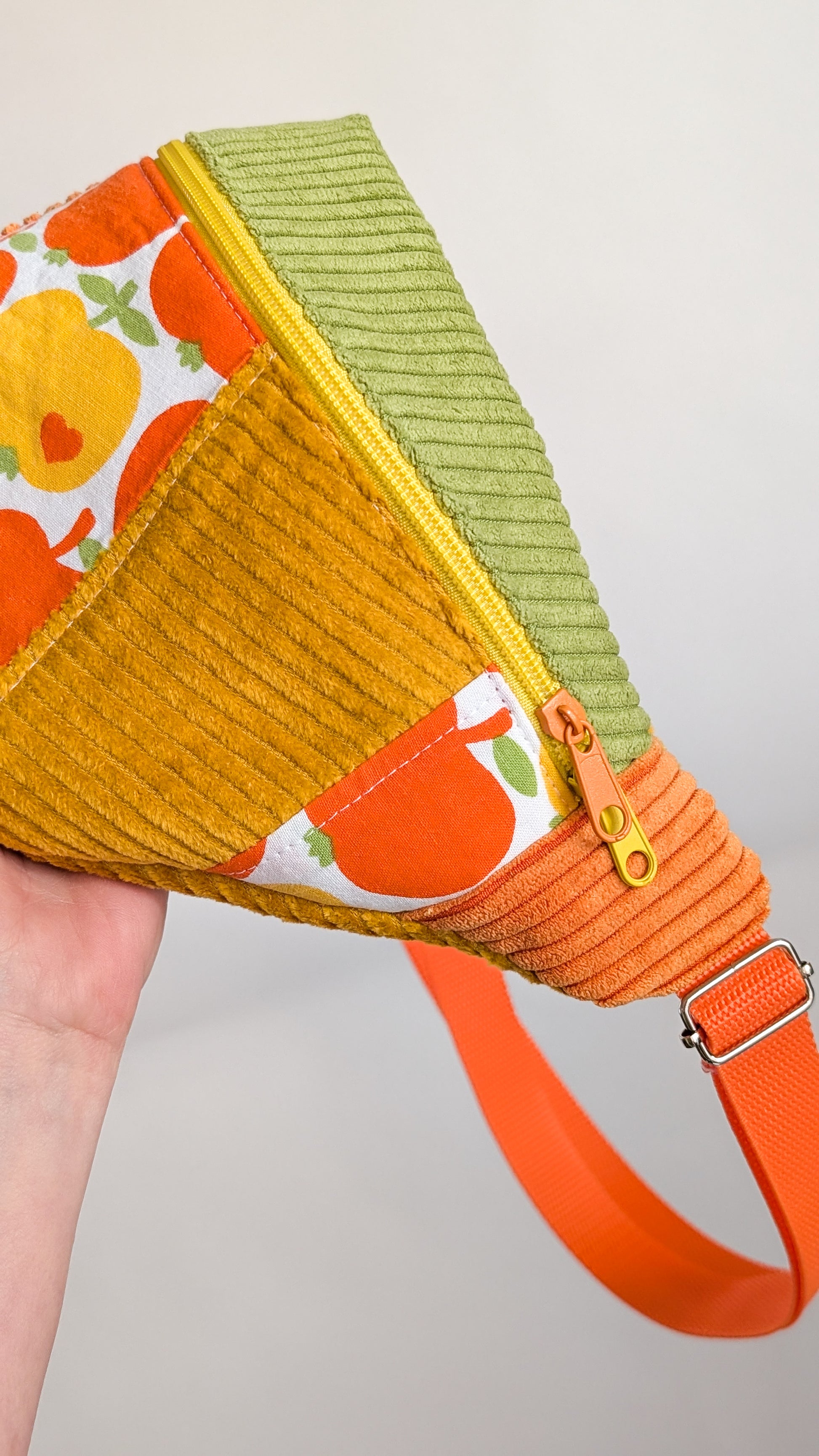 Zero Waste Bauchtasche Einzelstück Cord Gelb Grün Orange 70s Apfelmotiv