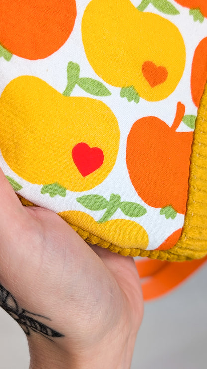 Zero Waste Bauchtasche Einzelstück Cord Gelb Grün Orange 70s Apfelmotiv Herz Applikation