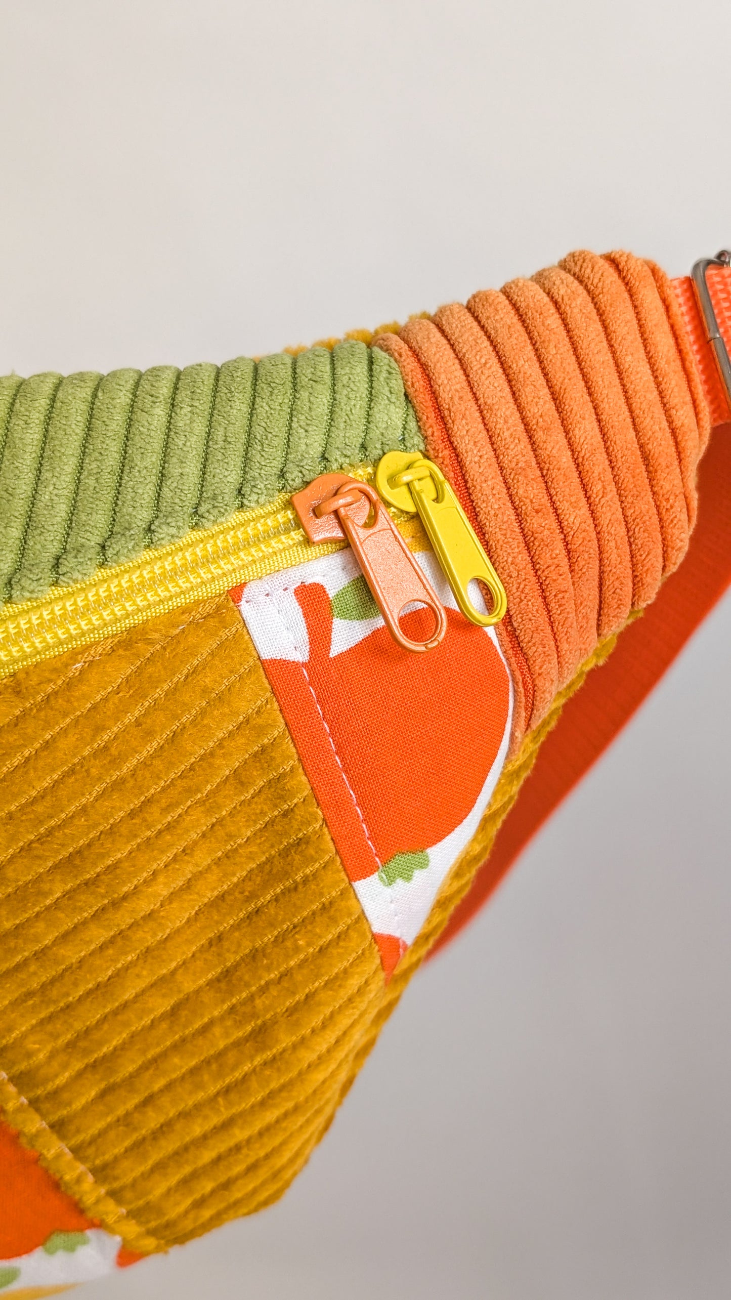 Zero Waste Bauchtasche Einzelstück Cord Gelb Grün Orange 70s Apfelmotiv Zipper